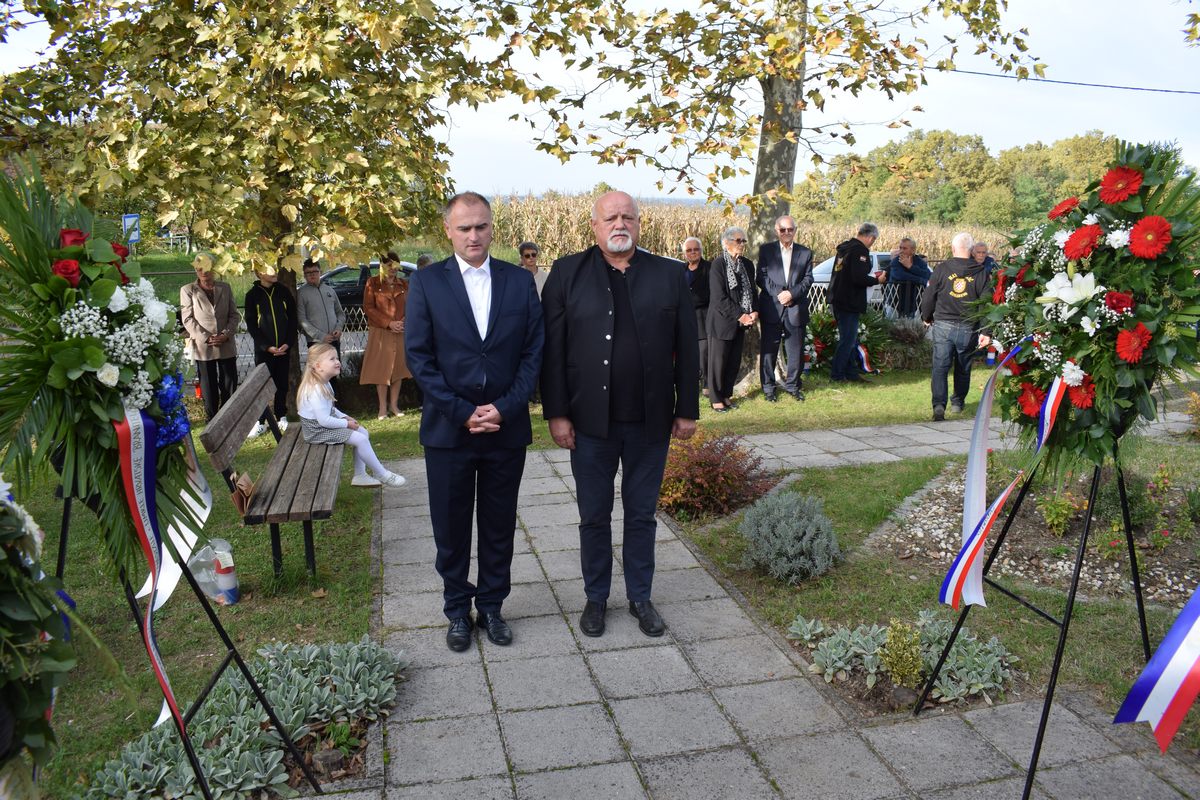 Predsjednik Županijske skupštine Mato Fofić i zamjenik župana Mihael Jurić su u srijedu, 5. listopada 2022. godine, sudjelovali u obilježavanju 31. obljetnice pogibije i stradanja mještana Komareva. 