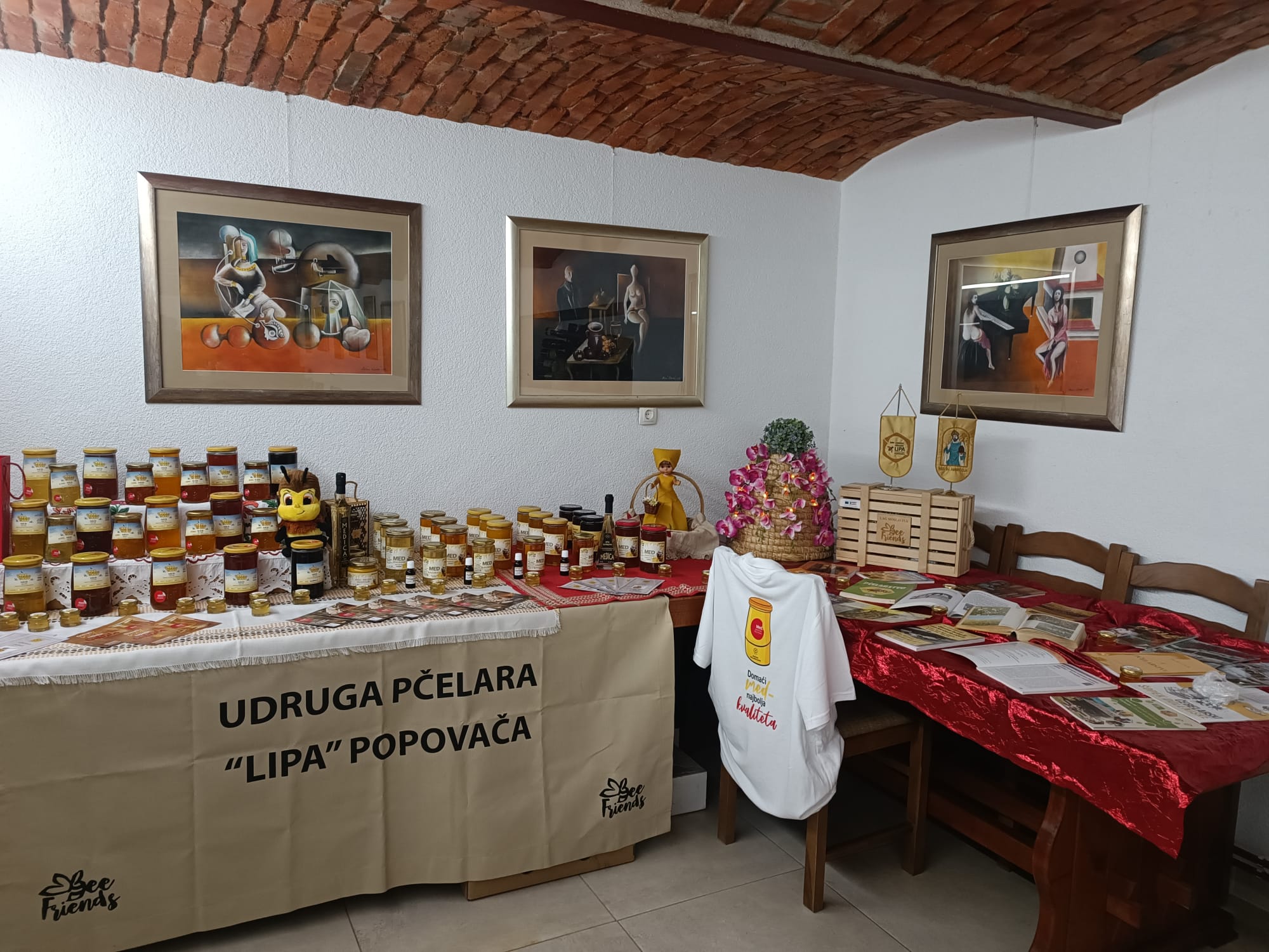 Predsjednik Županijske skupštine sisačko-moslavačke županije Mato Fofić je u subotu, 8. listopada 2022. godine, uručio diplome najuspješnijim sudionicima manifestacije 11.  Dana meda i pčelinjih proizvoda koji se održao u Vinskom dvoru u Popovači.