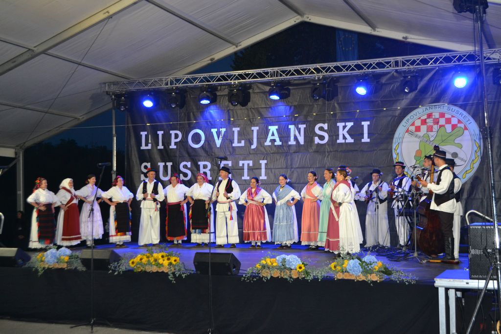 U parku u Lipovljanima je u subotu, 28. kolovoza 2021. godine, svečano otvorena najveća manifestacija posvećena kulturi i tradiciji nacionalnih manjina u Hrvatskoj, tradicionalni Lipovljanski susreti.