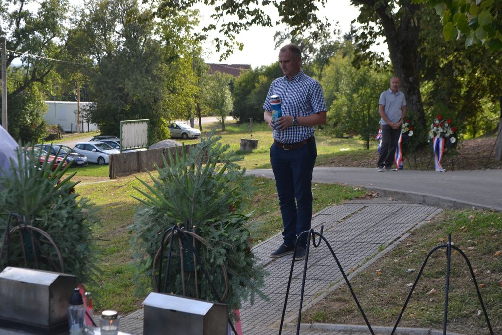 Zamjenik župana Mihael Jurić je u ponedjeljak, 16. kolovoza 2021. godine, s početkom u 16 sati u Novom Selu Glinskom (Grad Glina) nazočio otkrivanju obnovljenog spomen-obilježja masovne grobnice, posvećenog žrtvama iz Domovinskog rata.