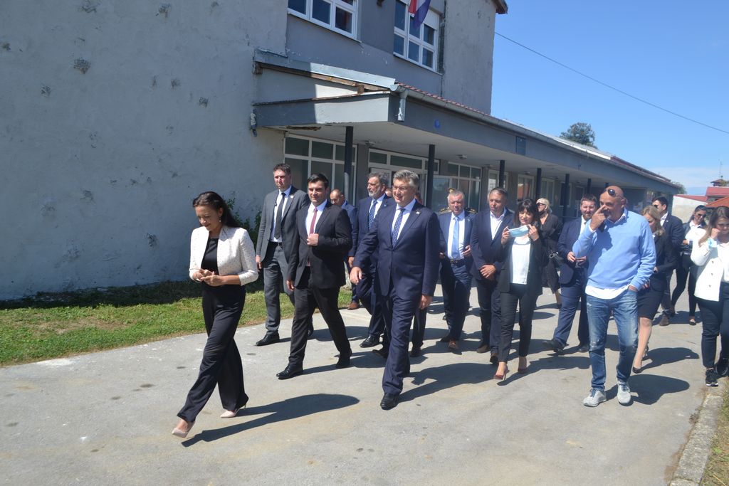 Župan Ivan Celjak je u ponedjeljak, 30. kolovoza 2021. godine, u Glini pratio predsjednika Vlade RH Andreja Plenkovića, koji je sa suradnicima obišao modularni objekt Srednje škole Glina. 
