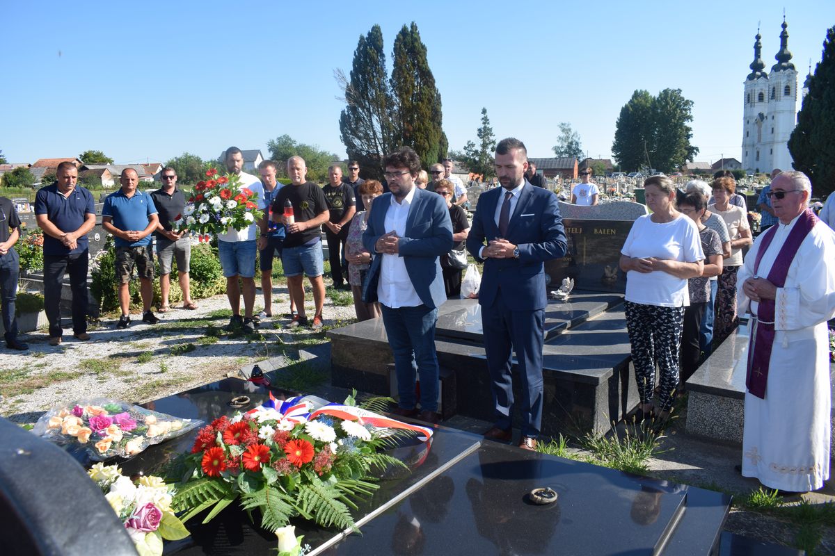 Vijećnici u Županijskoj skupštini Tomislav Kralj i Domagoj Kelović su u petak, 5. kolovoza 2022. godine, na mjesnom groblju u sisačkom naselju Sela sudjelovali u odavanju počasti poginulom bojniku 2. gardijske brigade „Grom“ Stjepanu Hrvojiću Pepi. 