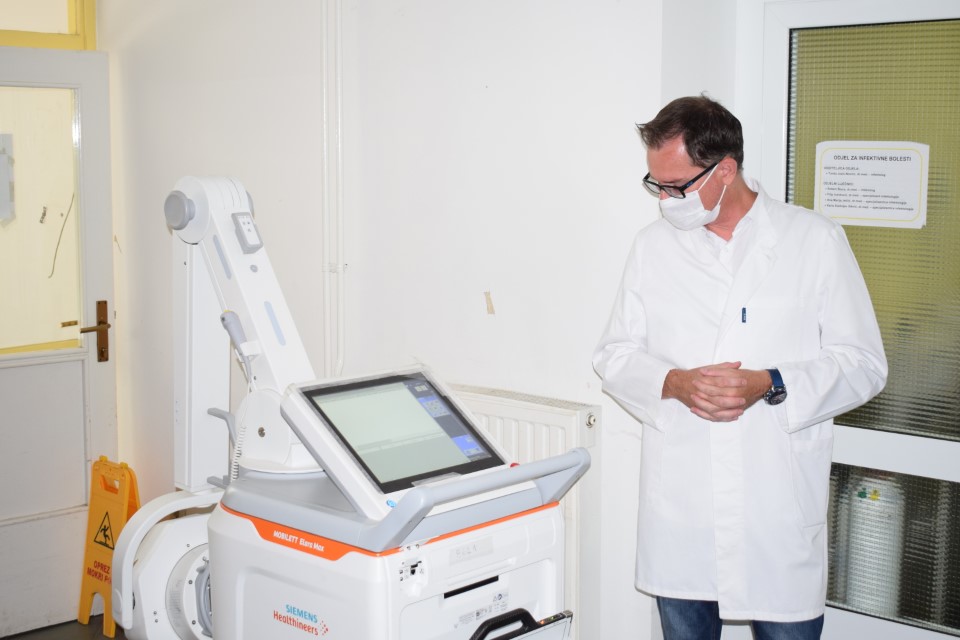 Sisačko-moslavački župan Ivan Celjak danas je u Općoj bolnici „Dr. Ivo Pedišić“ prisustvovao predstavljanju novog mobilnog RTG uređaja.