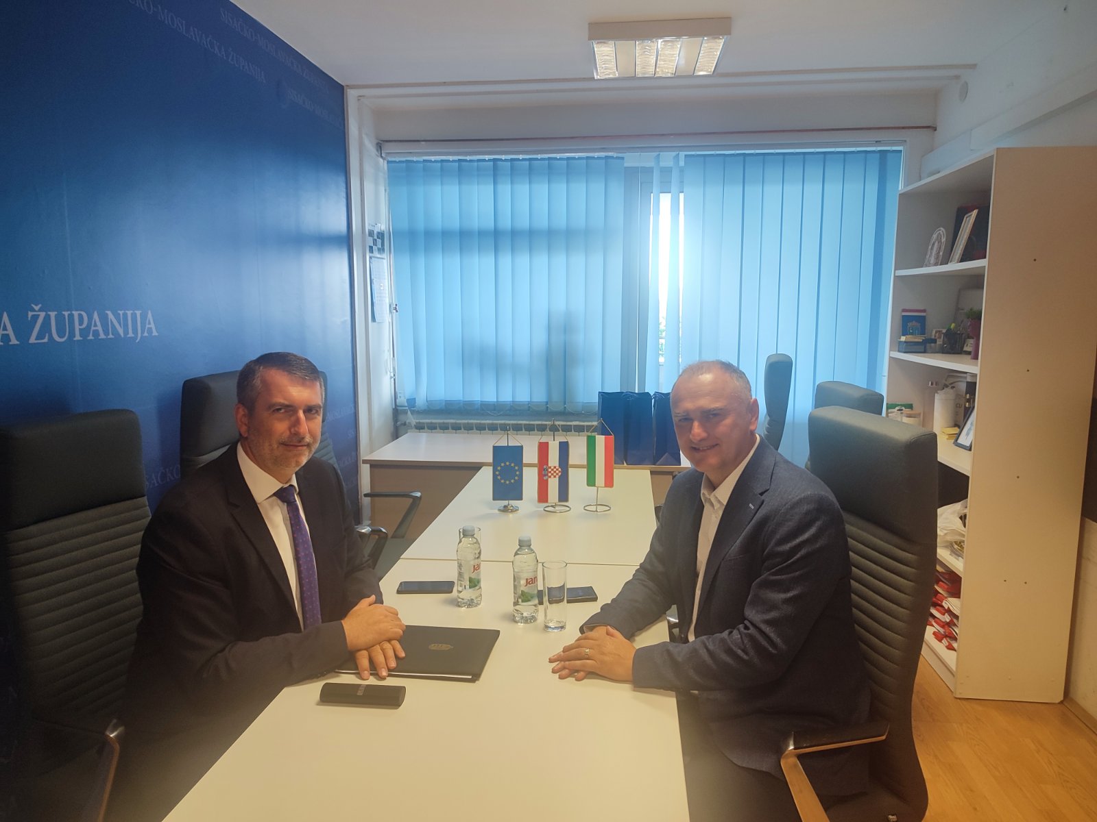 Zamjenik sisačko-moslavačkog župana Mihael Jurić primio je u nastupni posjet veleposlanika Republike Mađarske u Republici Hrvatskoj Nj. E. dr. Csaba Demcsáka. Uz veleposlanika sastanku je nazočila i zamjenica veleposlanika gđa Zsófia Gyöngyös.