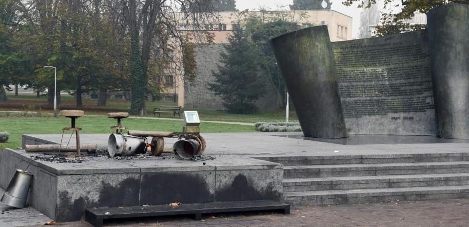 Uništen spomenik hrvatskim braniteljima u Sisku