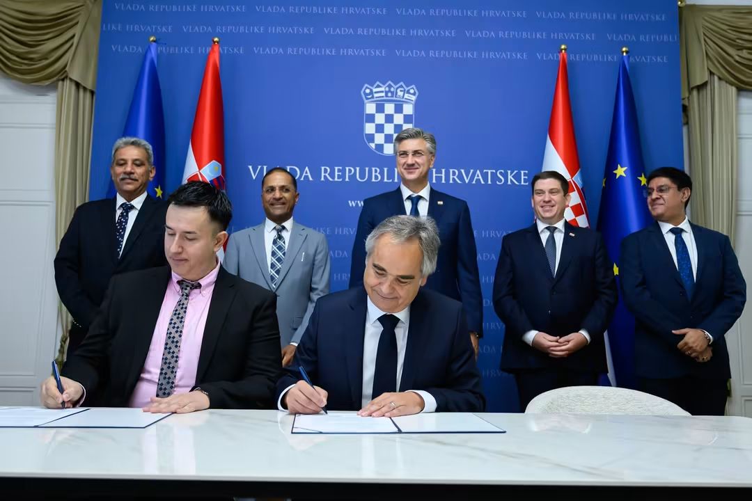 Gotovo 900 milijuna eura vrijedan projekt rekonstrukcije i izgradnje drugog kolosijeka željezničke pruge Dugo Selo – Novska danas je potpisivanjem ugovora za izvođenje radova dobio konkretan početak.