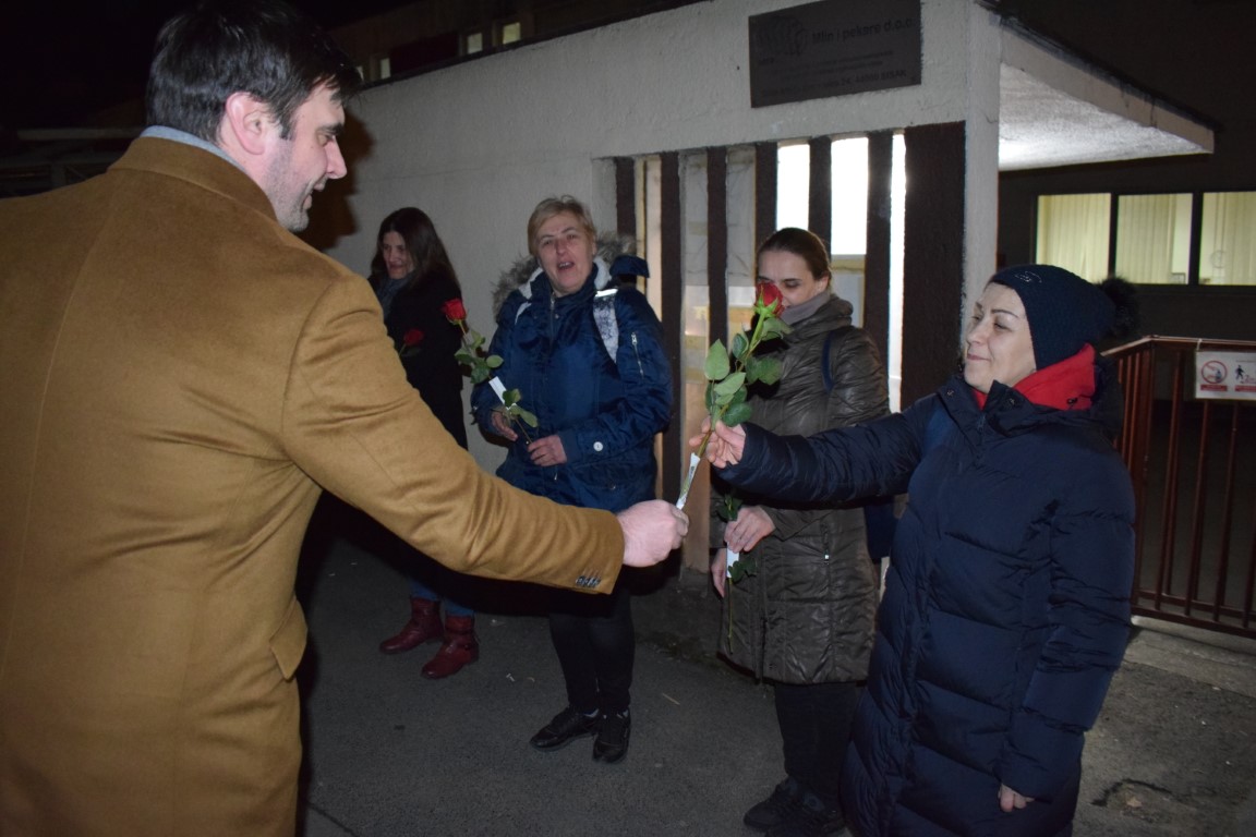 Župan Ivan Celjak noćas je posjetio zaposlenice Mlina i pekara, koje su završile sa smjenom u pogonu te ih u povodu Međunarodnog dana žena darivao ružama. 