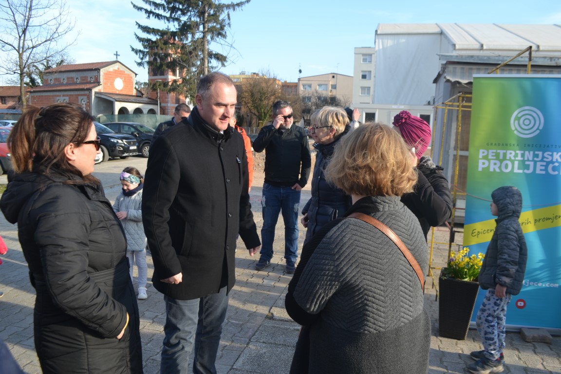 Zamjenik župana Mihael Jurić se u nedjelju, 20. ožujka 2022. godine, na petrinjskom Trgu hrvatskih branitelja, odazvao pozivu građanske inicijative „Petrinjsko proljeće“, te je zajedno s okupljenim građanima, obilježio promjenu godišnjeg doba, dolazak proljeća. 