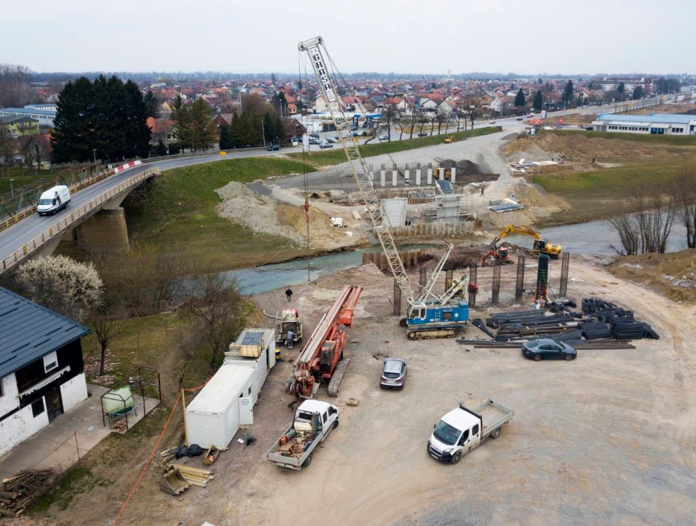 Radovi na novom mostu u Odri, naselju na području grada Siska napreduju jako dobro.