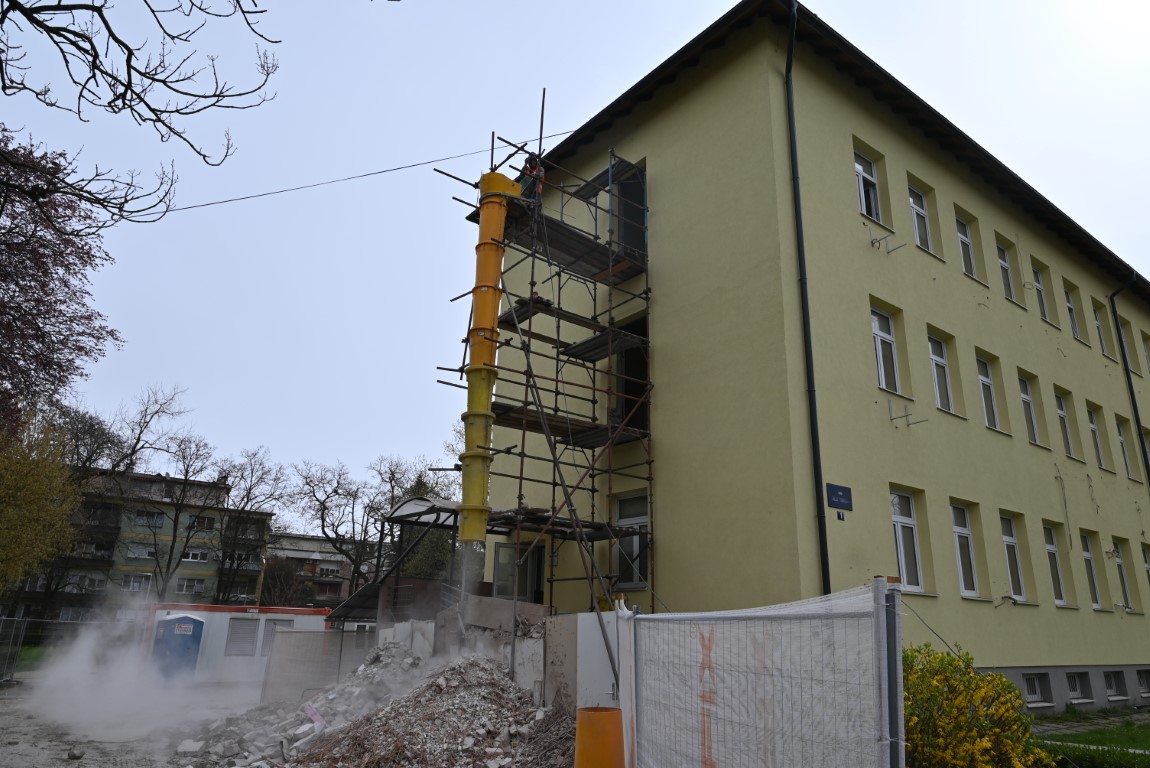 Prije tri tjedna počeli su radovi na cjelovitoj obnovi Doma zdravlja SMŽ u Sisku koje je u ponedjeljak, 27. ožujka 2023. godine obišao župan Ivan Celjak sa suradnicima.