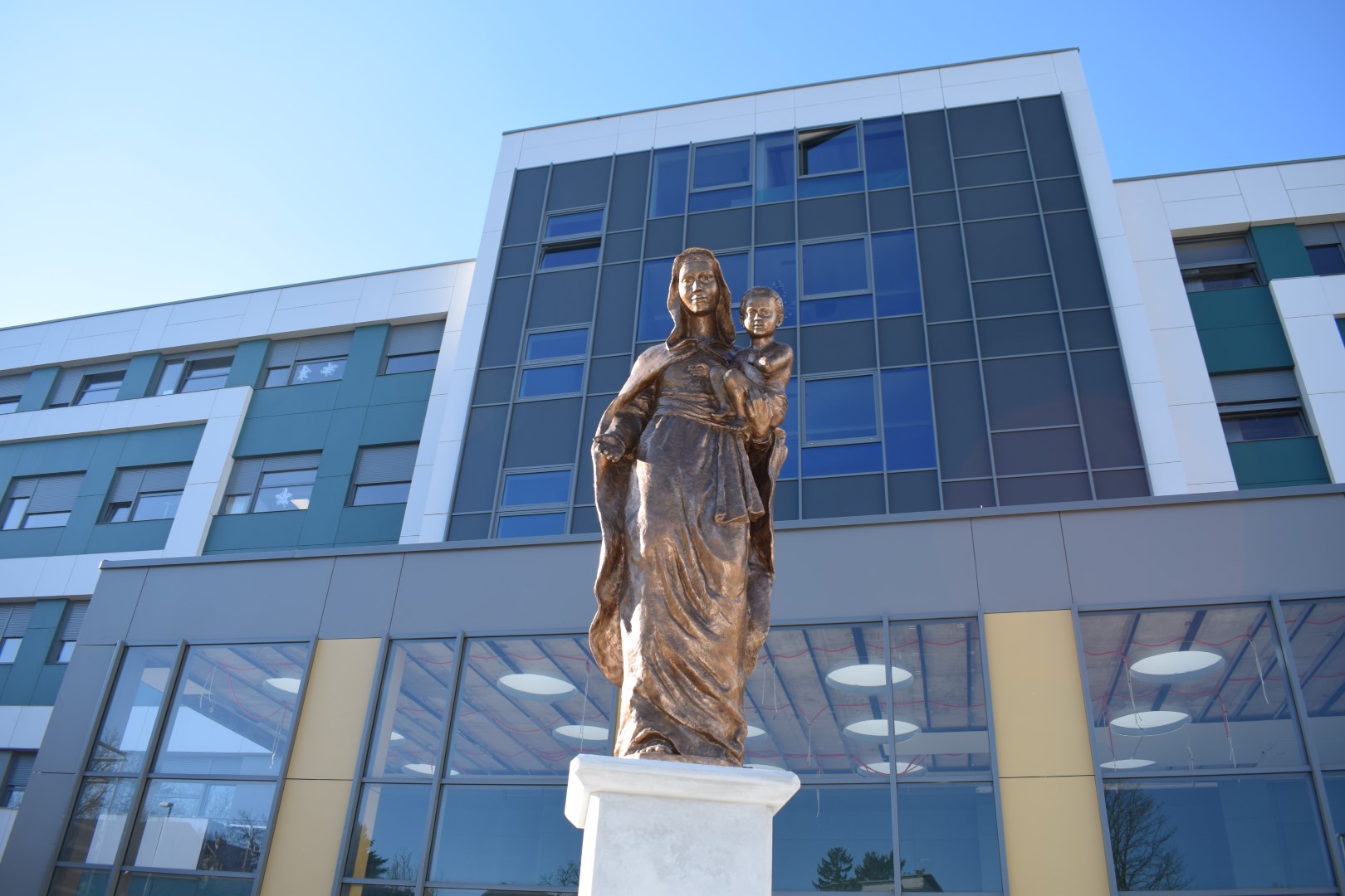 Zamjenik župana Mihael Jurić je u srijedu, 8. prosinca 2021. godine, u krugu Opće bolnice „Dr. Ivo Pedišić“ Sisak nazočio blagoslovu brončanog kipa Blažene Djevice Marije s djetetom Isusom, djela akademskog kipara Tomislava Kršnjavog.