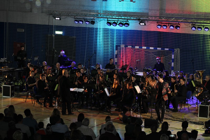 U sportskoj dvorani Osnovne škole Mate Lovraka održan je u petak, 30. prosinca 2022. godine, tradicionalni Blagdanski koncert Gradske limene glazbe Petrinja.