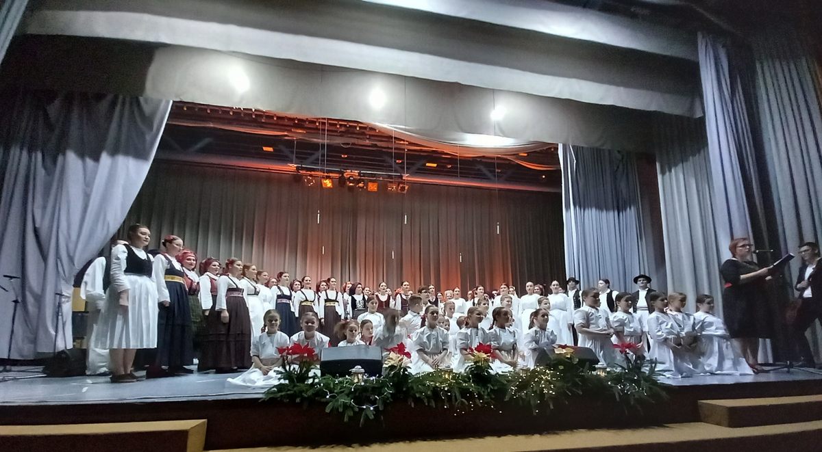 Predsjednica Zajednice kulturno-umjetničkih udruga Sisačko-moslavačke županije Ivanka Roksandić nazočila je „Folklornom koncertu tri ansambla“, koji je u srijedu, 28. prosinca 2022. godine, održan u Domu INA rafinerije nafte Sisak. 