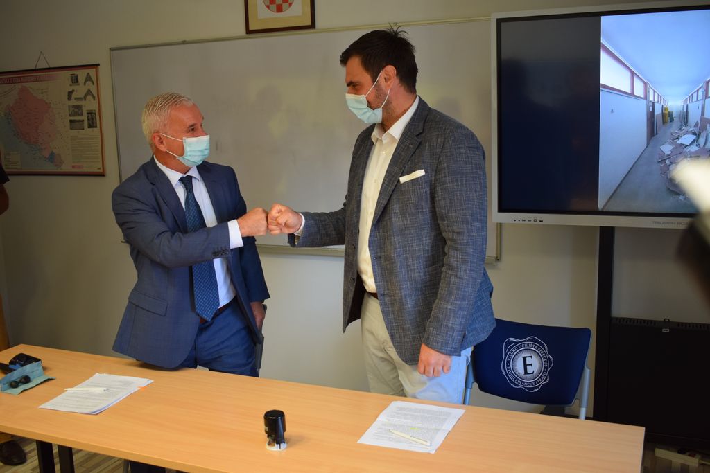 Župan Ivan Celjak je s ravnateljem Gimnazije Sisak Božidarom Dujmićem u ponedjeljak, 6. rujna 2021. godine, potpisao Sporazum kojim se županijski uredi daju na privremeno korištenje školi. 