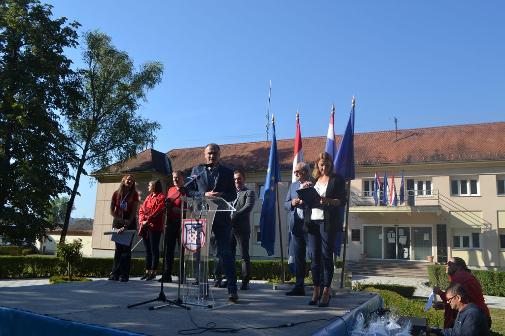 Zamjenik župana Mihael Jurić je u nedjelju, 12. rujna 2021. godine, u Glini nazočio otvaranju 24. državnog prvenstva mažoretkinja.