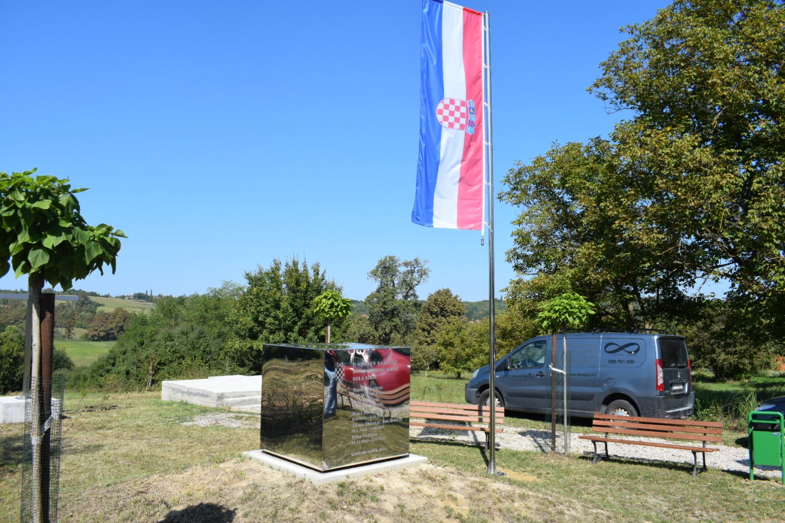 Zamjenik sisačko-moslavačkog župana Mihael Jurić je u subotu 4. rujna 2021. godine, u Sibiću kod spomen-obilježja žrtvama iz Domovinskog rata nazočio postavljanju jarbola sa zastavom, donacije tvrtke COSMOS DESIGN iz Varaždina.