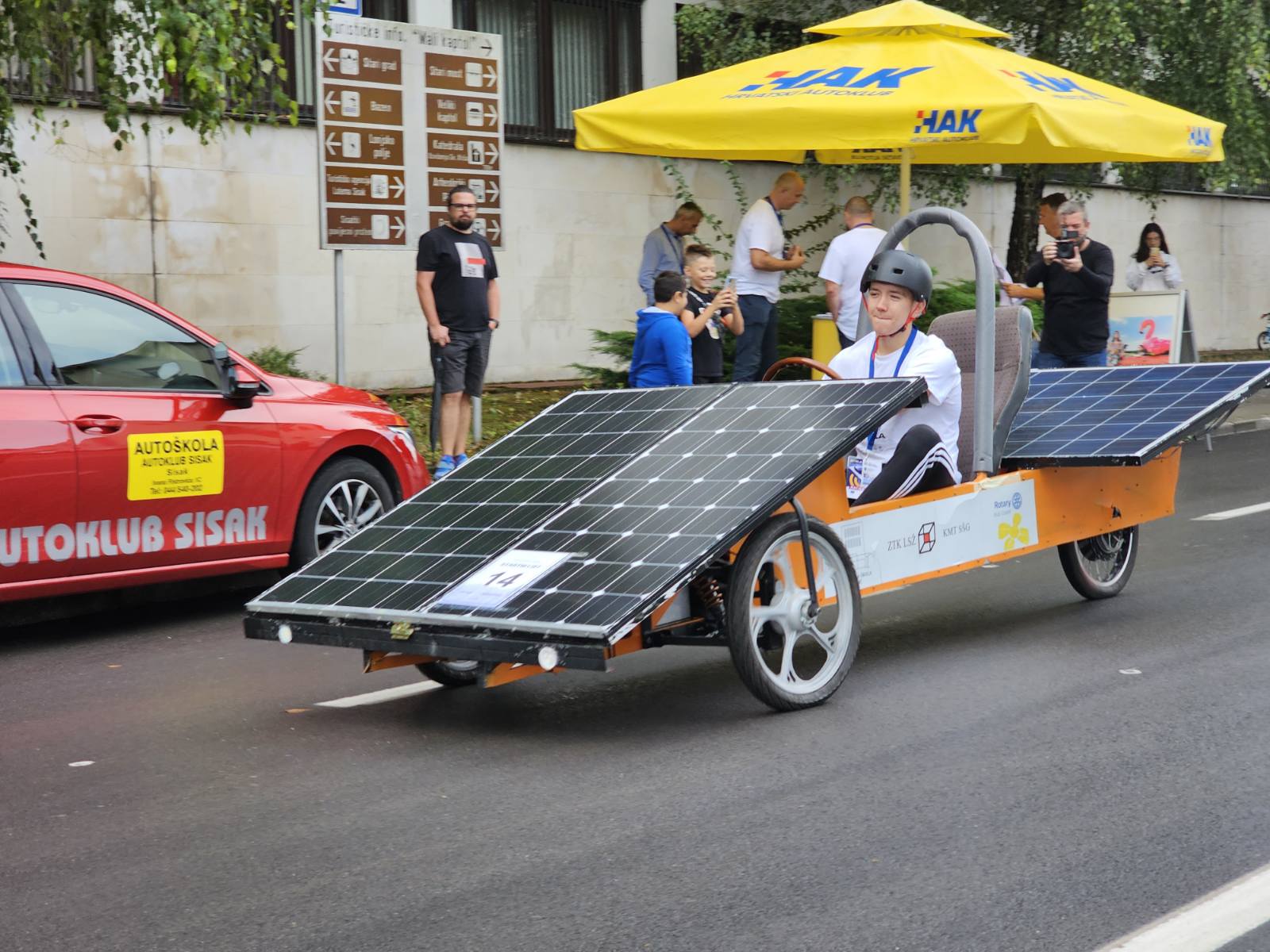 Tehnička škola Sisak organizirala je u Sisku 10. utrku solarnih automobila SOELA.