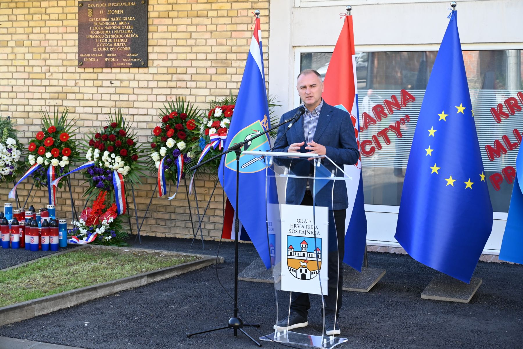 Prigodom 34. obljetnice organiziranog proboja iz opkoljene Hrvatske Kostajnice zamjenik župana Mihael Jurić odao je počast poginulim i nestalim hrvatskim braniteljima polaganjem vijenaca kod Spomen ploče proboja u Hrvatskoj Kostajnici.