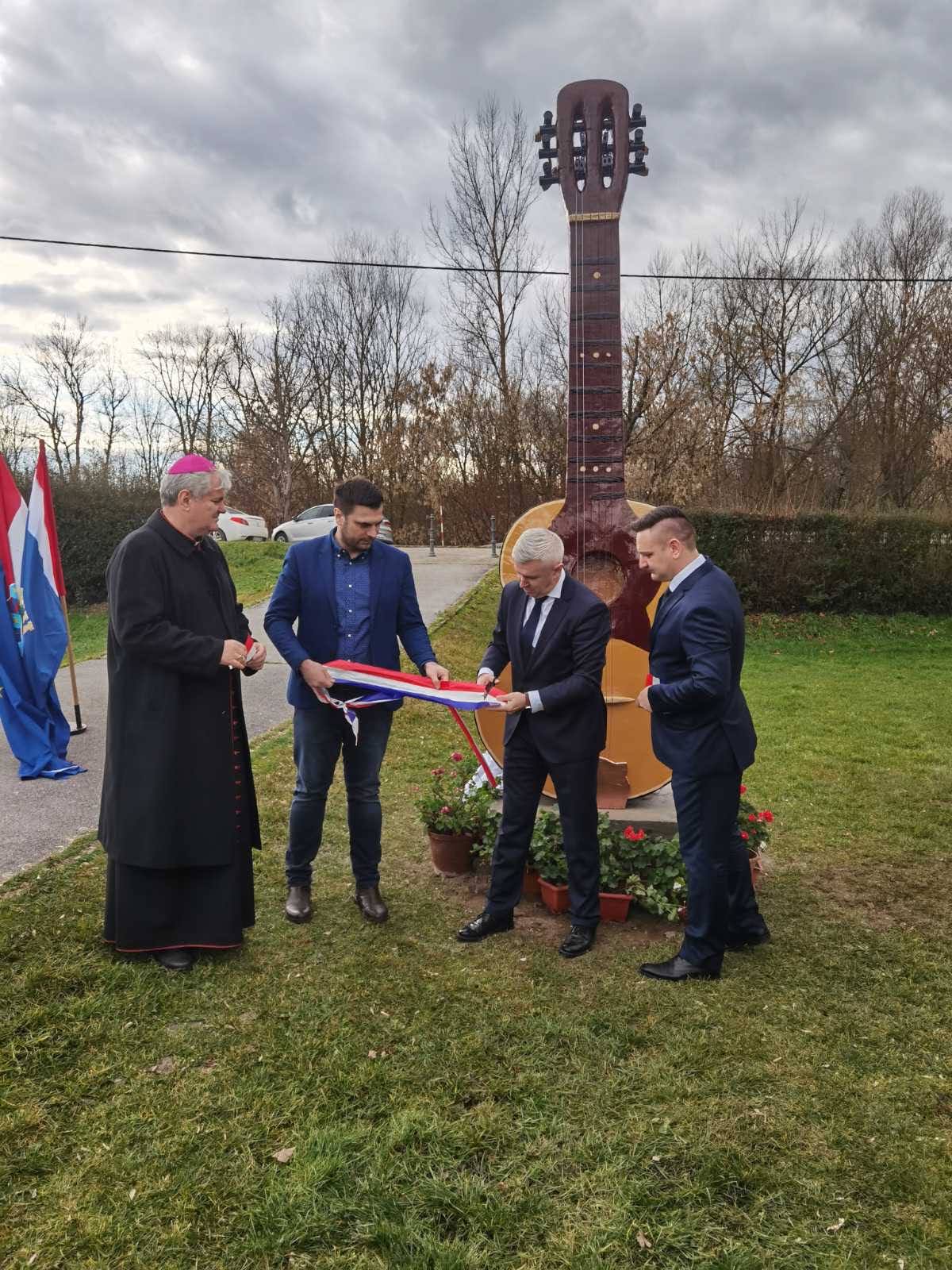 Župan Ivan Celjak sa suradnicima nazočio je u nedjelju, 8. siječnja 2023. godine, svečanosti obilježavanja stoljetne tradicije izrade tambura u Preloščici.