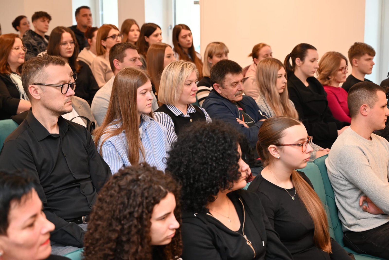 U prostoru odgojno-obrazovnog i kulturnog centra u Rimskoj ulici 19 u Sisku, zamjenik župana Mihael Jurić uručio je danas ugovore o stipendiranju učenika i studenata za školsku, odnosno akademsku godinu 2025./2026.