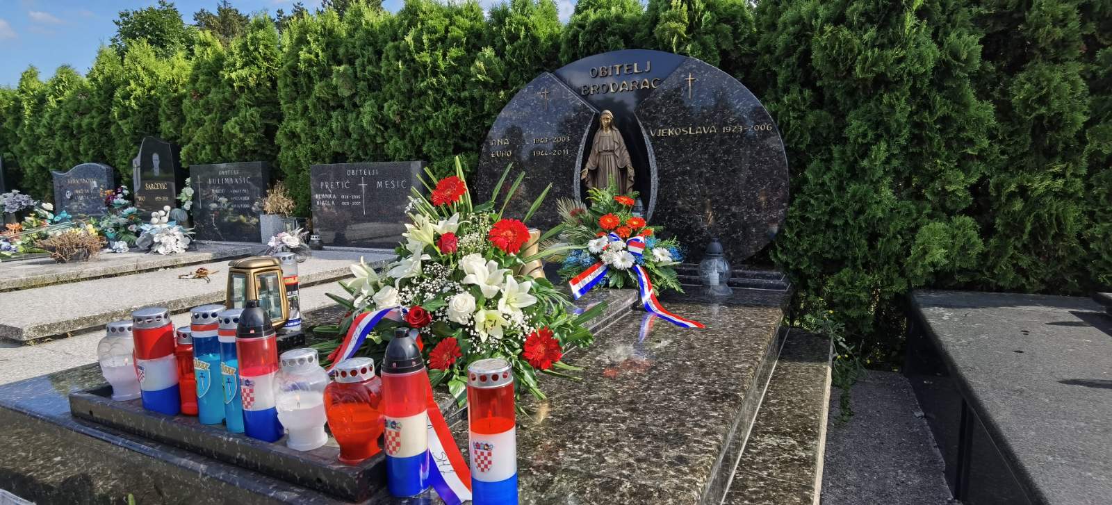 Župan Ivan Celjak je u srijedu, 13. srpnja 2022. godine, na sisačkom groblju Viktorovac odao počast Đuri Brodarcu, prvom sisačko-moslavačkom županu, koji je preminuo 2011. godine.