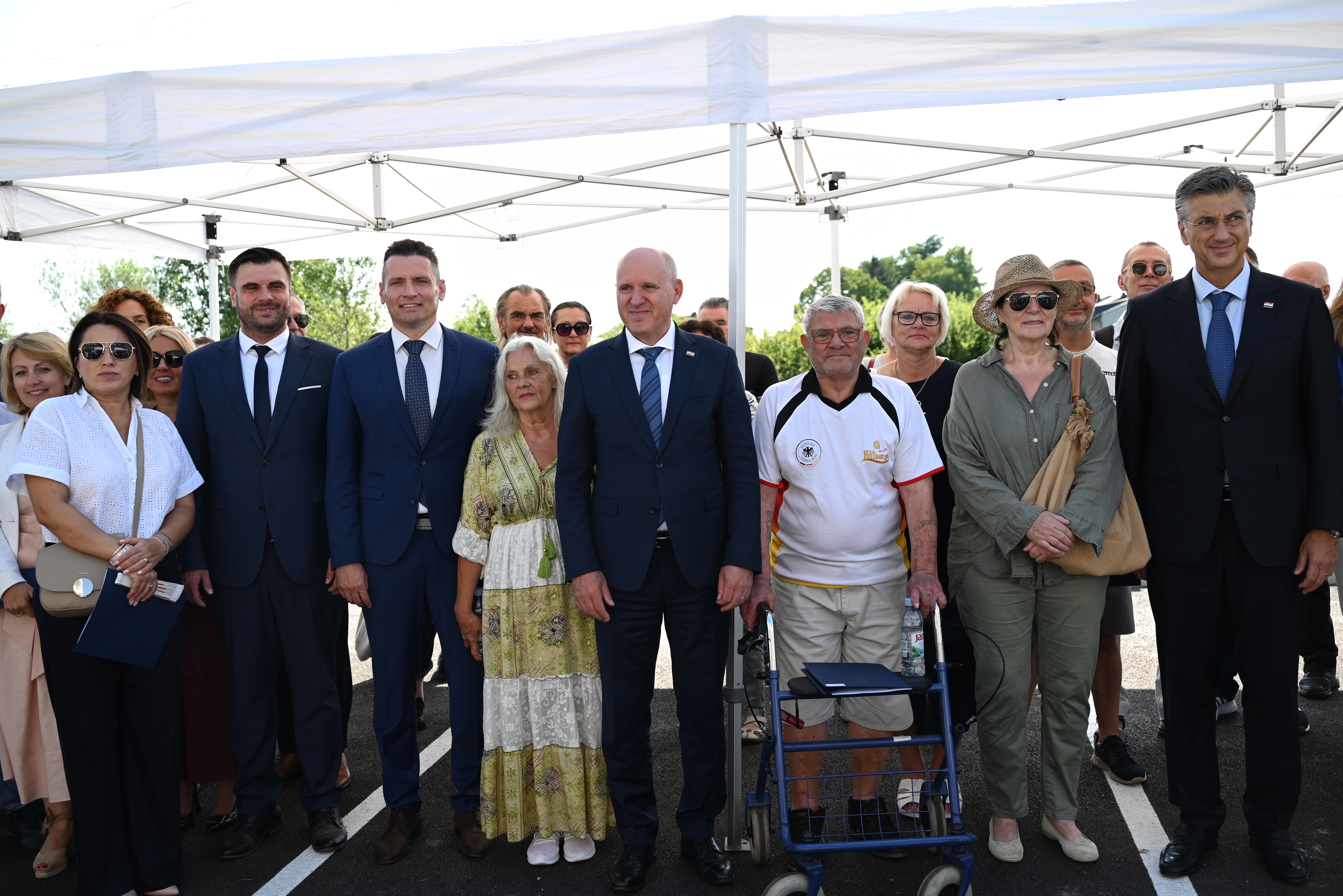 Predsjednik Vlade Republike Hrvatske Andrej Plenković danas je u Sisku i Petrinji svečano uručio ključeve korisnicima novoizgrađenih višestambenih zgrada, čime je 209 novih stanova stavljeno na raspolaganje građanima koji su u potresu ostali bez svojih domova.