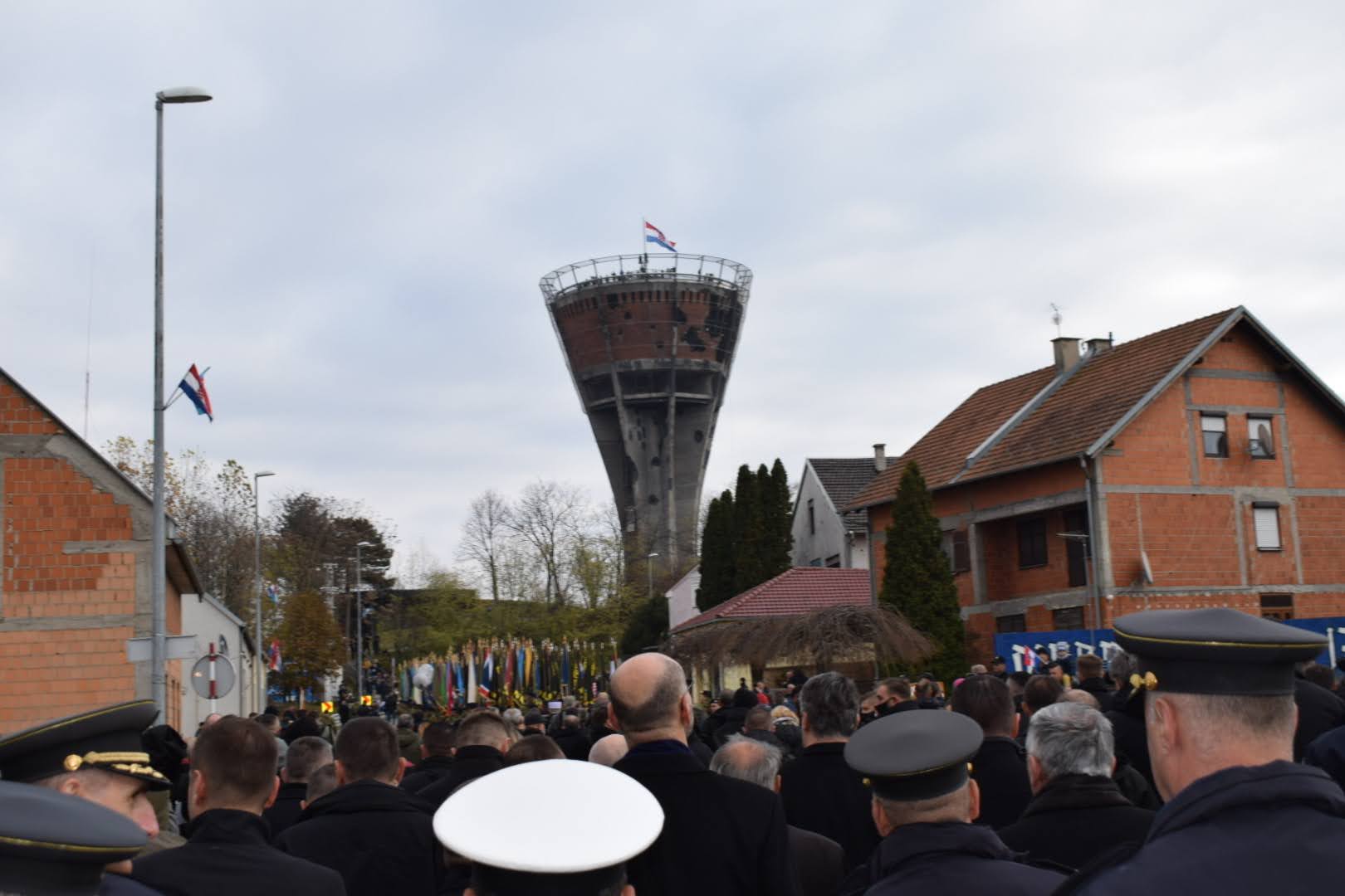 Zamjenik župana Mihael Jurić je u četvrtak, 18. studenoga 2021. godine, u Vukovaru sudjelovao u obilježavanju Dana sjećanja na žrtvu Vukovara 1991. godine.