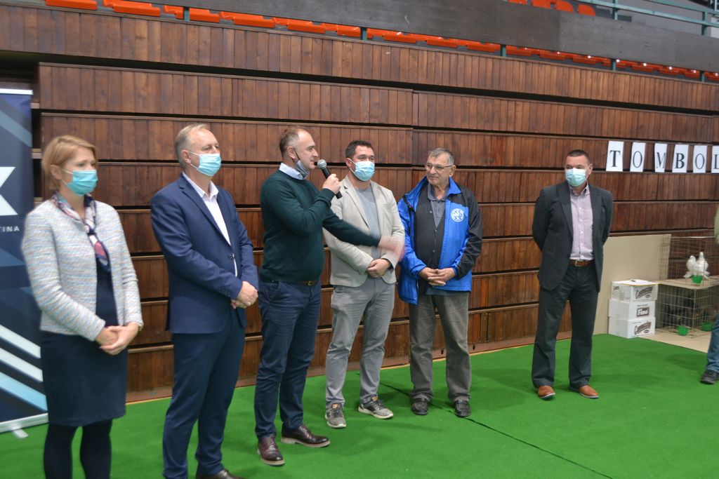 Zamjenik župana Mihael Jurić je u petak, 5. studenoga 2021. godine, u dvorani Športskog centra Kutina otvorio Državnu izložbu hrvatskih pasmina malih životinja.