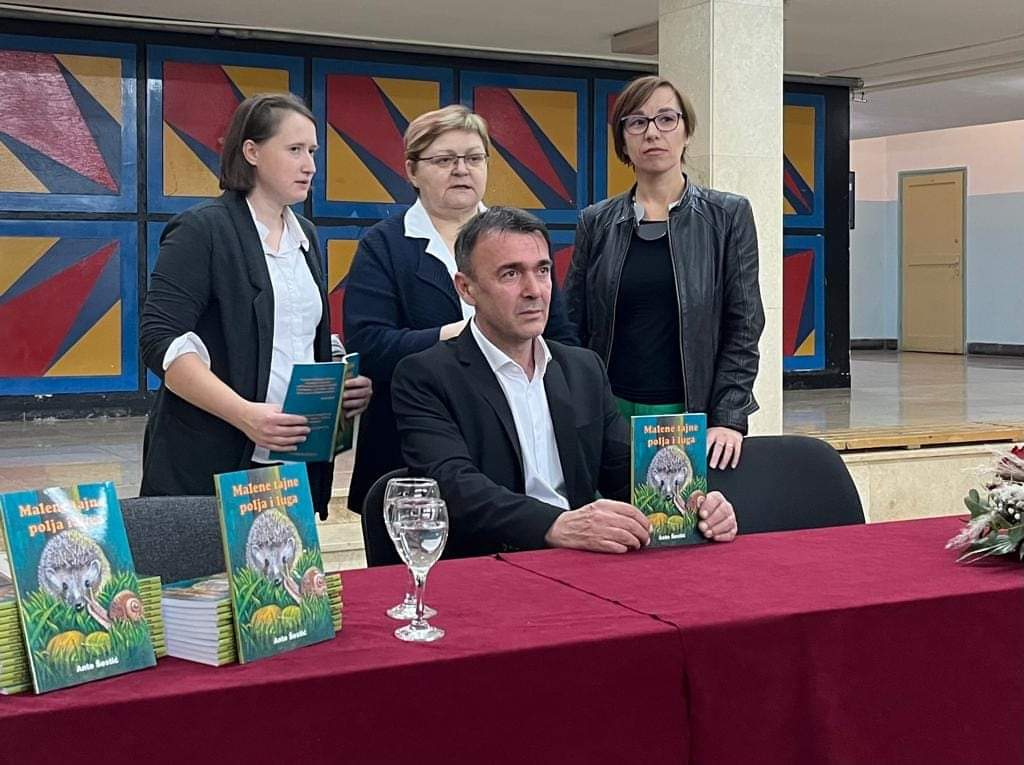 Vijećnica u Županijskoj skupštini Tena Jevak-Benčić je u srijedu, 16. studenoga 2022. godine, u predvorju Tehničke škole Kutina nazočila predstavljanju knjige „Malene tajne polja i luga“. 
