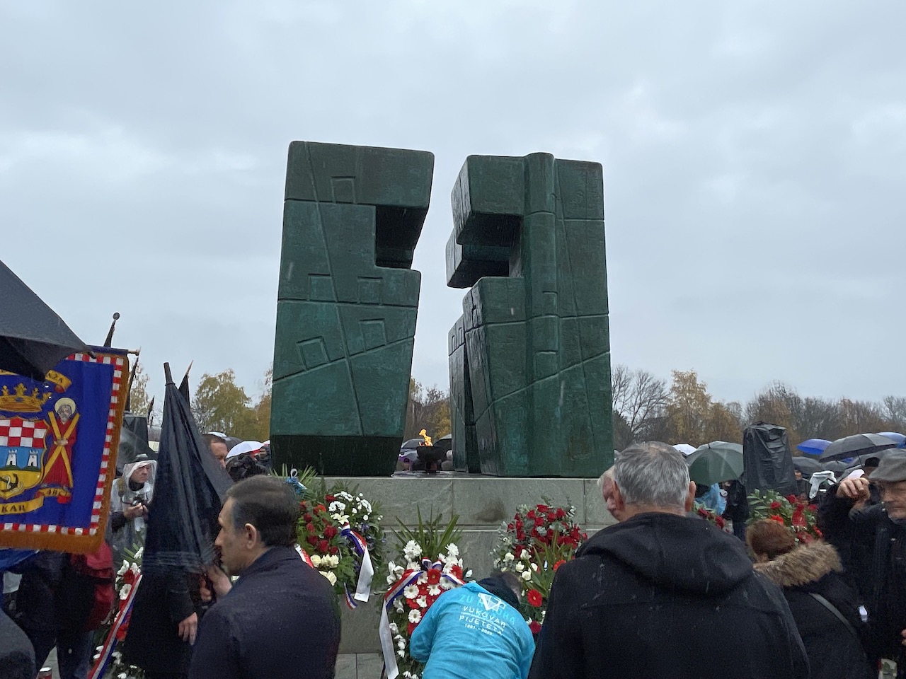 Dan sjećanja na žrtve Domovinskog rata i Dan sjećanja na žrtvu Vukovara i Škabrnje obilježavamo u znak sjećanja na 18. studenoga 1991. godine kada je slomljena herojska obrana grada Vukovara, a u Škabrnji počinjen stravičan zločin nad tamošnjim stanovništvom. Dan sjećanja na žrtve Domovinskog rata i Dan sjećanja na žrtvu Vukovara i Škabrnje obilježavamo u znak sjećanja na 18. studenoga 1991. godine kada je slomljena herojska obrana grada Vukovara, a u Škabrnji počinjen stravičan zločin nad tamošnjim stanovništvom.