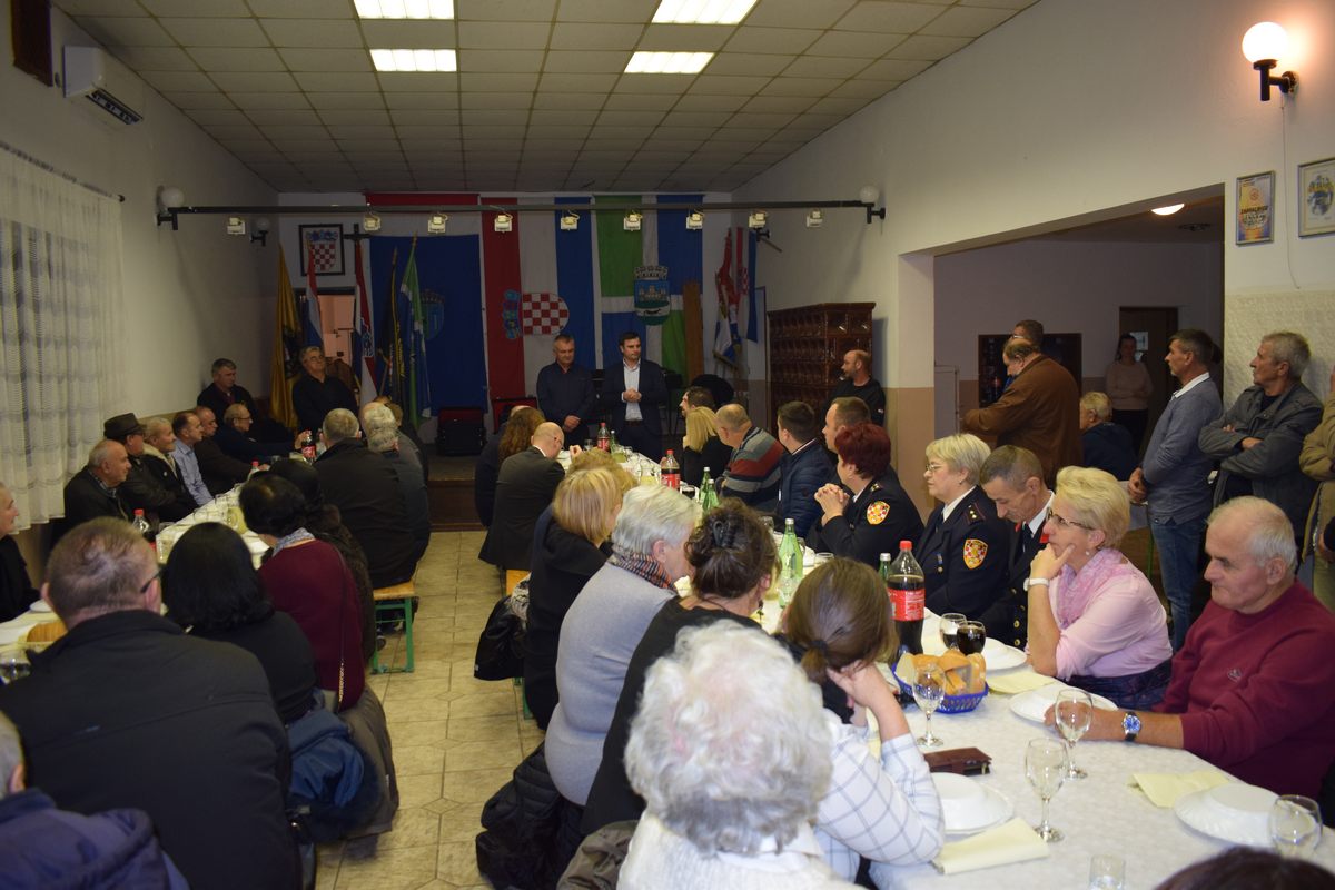 Župan Ivan Celjak se mještanima i njihovim gostima pridružio na prigodnom druženju u mjesnom domu Komarevo.