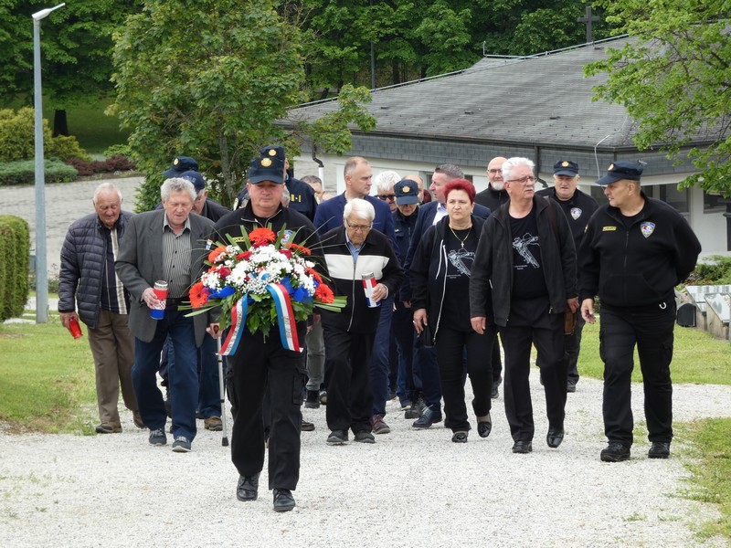 Zamjenik župana Mihael Jurić je u subotu, 13. svibnja 2023. godine na groblju sv. Benidikt u Petrinji sudjelovao na komemoraciji za žrtve Bleiburške tragedije i Križnih puteva hrvatskog naroda.