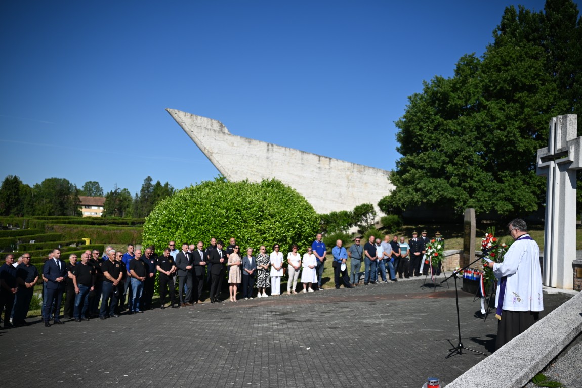 U povodu Dana državnosti Republike Hrvatske, danas su kod središnjeg križa na Gradskom groblju Viktorovac i kod spomenika poginulim hrvatskim braniteljima u Parku dr. Franje Tuđmana položeni vijenci i zapaljene svijeće u znak sjećanja i zahvalnosti svim poginulim, umrlim i nestalim hrvatskim braniteljima koji su svoje živote utkali u slobodu i neovisnost naše domovine.