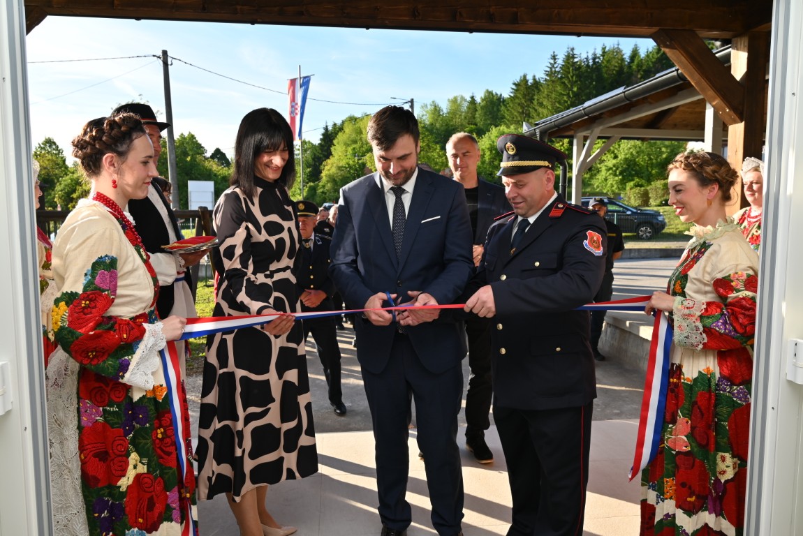 Svečanim presijecanjem vrpce jučer je obilježen završetak obnove još dvije zgrade vatrogasaca na području Gline i Petrinje, zgrada dobrovoljnih vatrogasnih društava Novo Selo Glinsko i Graberje.
