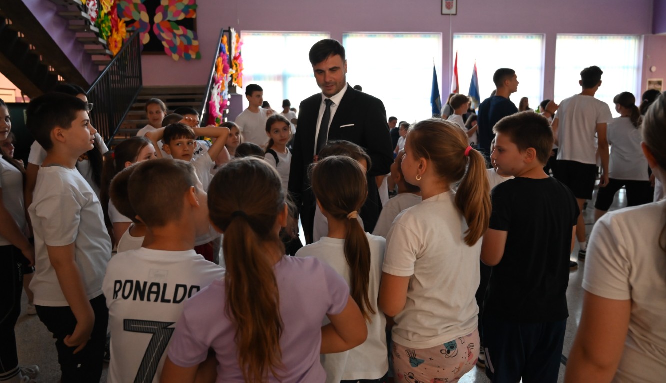 Sisačko-moslavačka županija kontinuirano ulaže u uređenje i opremanje škola te stvaranje što boljih uvjeta za obrazovanje, kako bi svi učenici, bez obzira u kojem dijelu županije se nalaze, imali jednake i kvalitetne uvjete za učenje i razvoj.