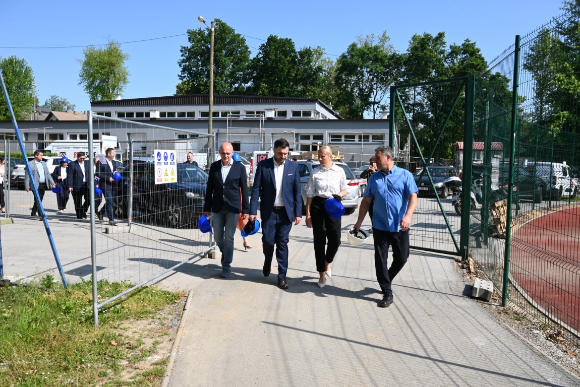 Radovi na energetskoj obnovi matične zgrade i školske radionice Tehničke škole Kutina napreduju prema planu, a njihov tijek danas je obišao župan Ivan Celjak zajedno s ravnateljem škole Borisom Bertovićem.