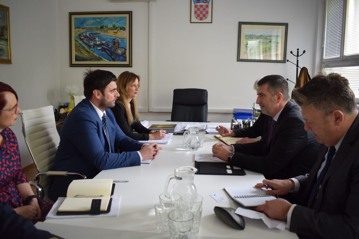 Župan Ivan Celjak je sa suradnicima u četvrtak, 21. travnja 2022. godine, primio veleposlanika Mađarske u Hrvatskoj Csabu Demcsáka, uz kojega je bio savjetnik za ekonomske odnose Tamás Bakó. 