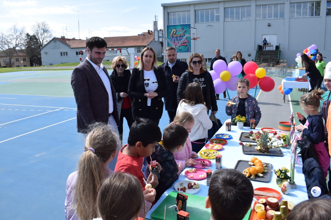 Župan Ivan Celjak je u ponedjeljak, 11. travnja 2022. godine, na sportskom igralištu Osnovne škole Novska posjetio izložbeni prostor „Dana otvorenih vrata OŠ Novska“.