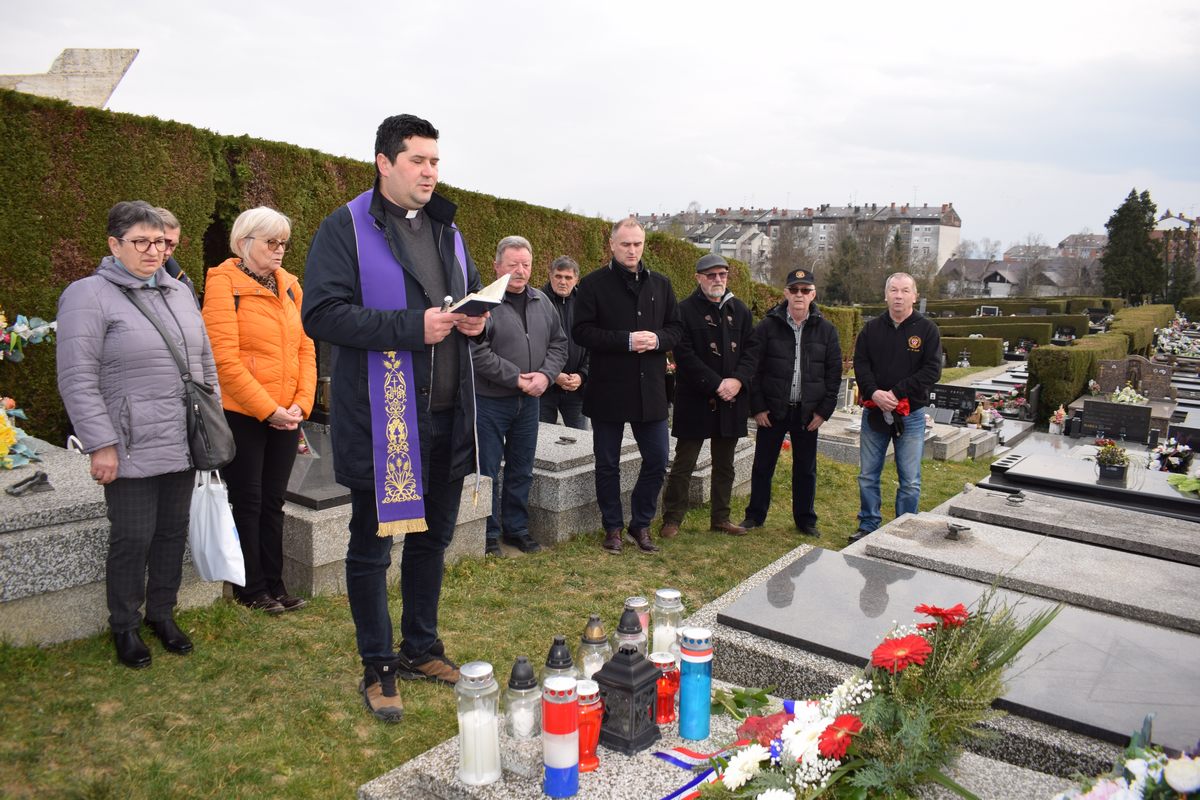 Zamjenik župana Mihael Jurić je u četvrtak, 23. veljače 2023. godine, na sisačkom groblju Viktorovac, zajedno s članovima obitelji, prijateljima i suborcima, nazočio obilježavanju desete obljetnice smrti pukovnika Antuna Bobetka.