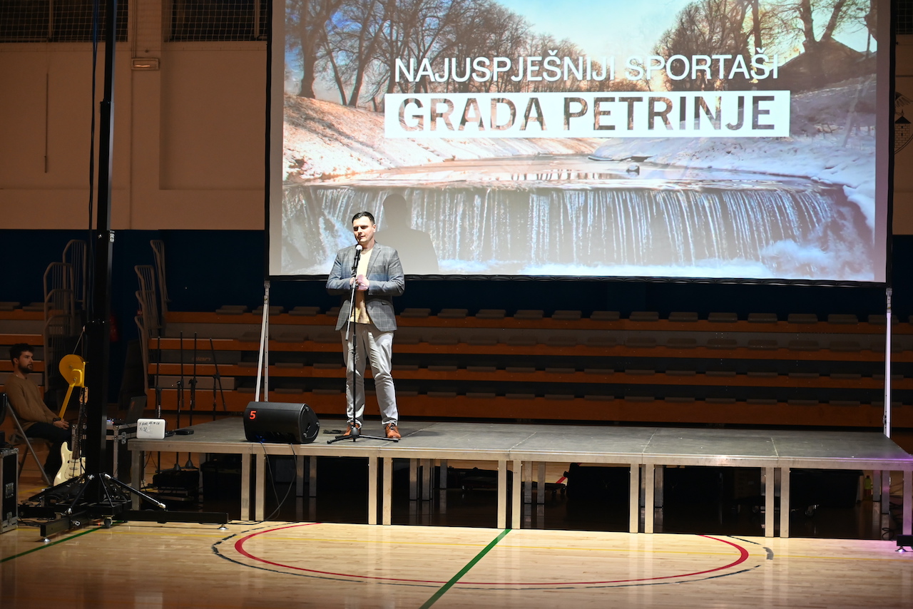 U sportskoj dvorani OŠ Mate Lovraka Petrinja jučer su dodijeljena priznanja najboljim sportašima grada Petrinje.