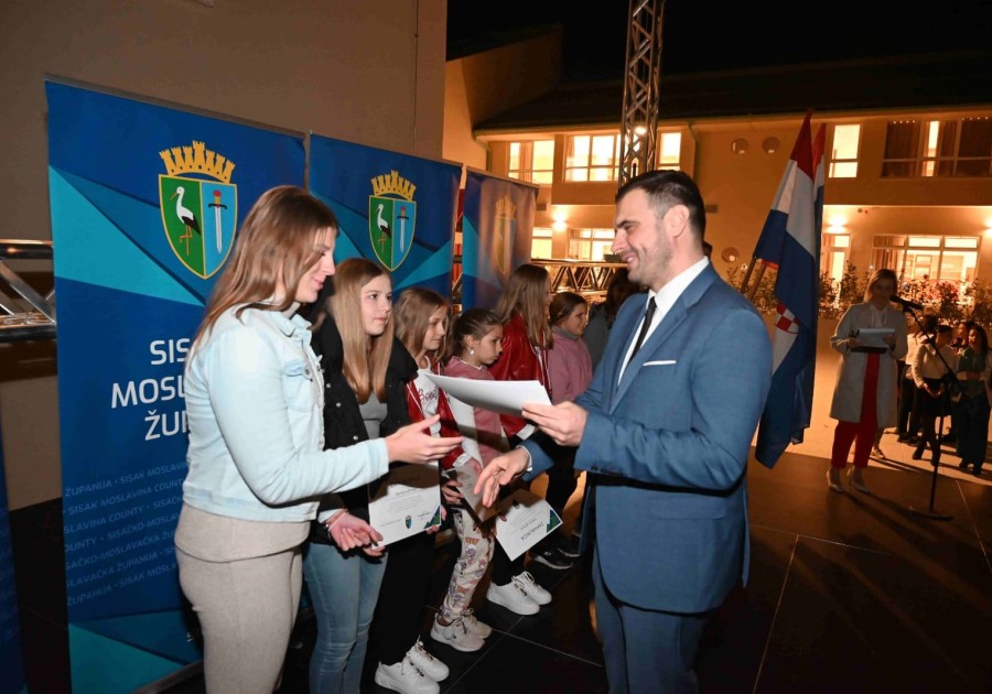 Otvorena izložba učeničkih radova na temu „Hrvatski branitelji - junaci modernog doba“