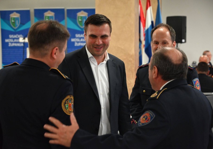 ONI SU NAŠI HEROJI U MIRU - VATROGASCI OBILJEŽILI BLAGDAN SV. FLORIJANA