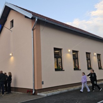 U Slani je sinoć svečano otvoren društveni dom, važan prostor za okupljanje mještana Slane, Glinske Poljane i Vratečkog te održavanje društvenih, kulturnih i drugih aktivnosti.