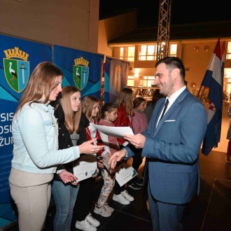 Otvorena izložba učeničkih radova na temu „Hrvatski branitelji - junaci modernog doba“