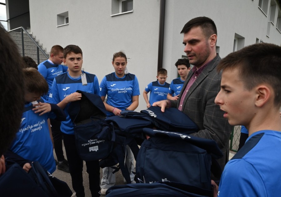 KOMPLETI SPORTSKE OPREME ZA MLADE SPORTAŠE HRVATSKE DUBICE, DVORA I TOPUSKOG