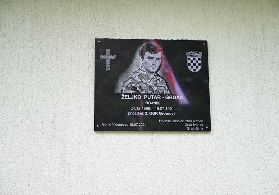 Otkrivena spomen ploča u čast branitelja Željka Putar Grdaka