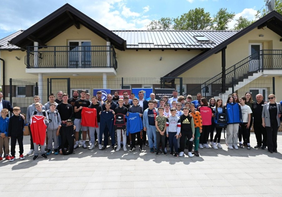 DODJELA SPORTSKE OPREME U GLINI – PODRŠKA MLADIMA I SPORTU
