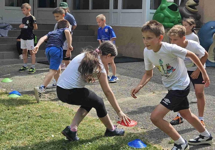 SPORTSKI PRAZNICI U PUNOM ZAMAHU – GOTOVO 1000 UČENIKA UŽIVA U AKTIVNOM LJETU!