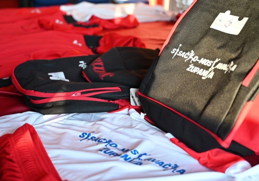 ŽUPANIJA OSIGURALA SPORTSKU OPREMU I ZA HNK SEGESTU